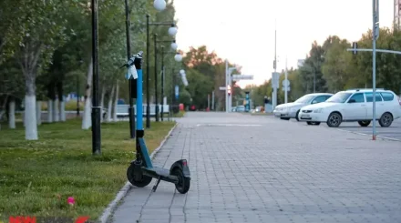 Алматыда самокат мінген ер адам  көз жұмды