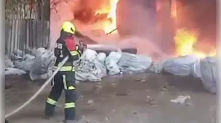 Пожар в цехе по производству пластика тушат в Алматинской области (ВИДЕО)