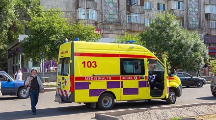 Жиектасқа соғылған: 44 жастағы ер адам самокаттан құлап, көз жұмды