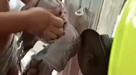 Көкшетауда құтқарушылар саусағы терезеге қысылып қалған балаға көмектесті
