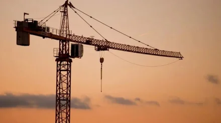 Астанада мектеп маңында кран құлап, бір адам қаза тапты