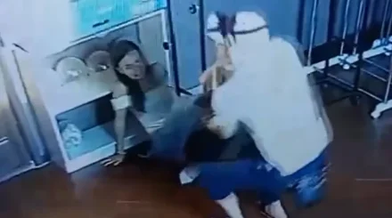 Мужчина избил девушку и бросил ей в голову стеклянный предмет (ВИДЕО)