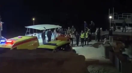 Катер на скорости врезался в скалу в Актау: два человека погибли