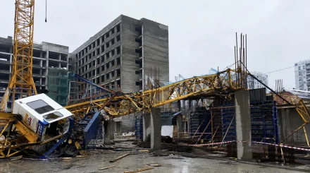 Трагедия на стройке в Астане: рухнул башенный кран, есть погибший