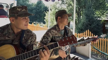  Ұлттық ұланның сарбаздары Өскемен тұрғындарына мерекелік көңіл күй сыйлады 