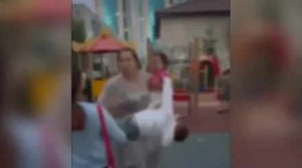 Две женщины подрались на детской площадке в Астане (ВИДЕО)