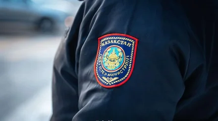 Аралда күдікті ер адам полиция қызметкерін үйінің ауласында өлтіріп кеткен