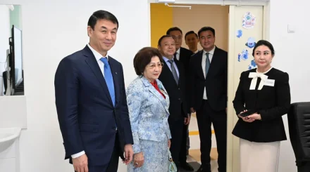 Алматы әкімі оқушыларды Білім күнімен құттықтады