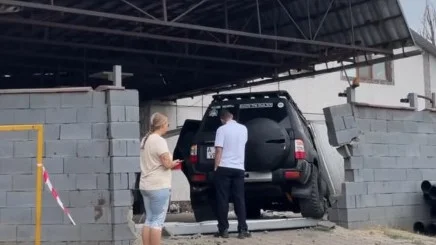 Алматыда көлік жүргізген оқушы жеке тұрғын үйдің қақпасына соғылды