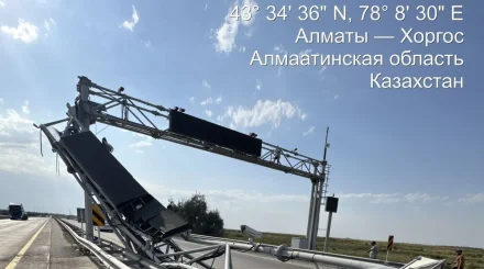 На трассе Алматы – Хоргос грузовик повредил контрольную арку
