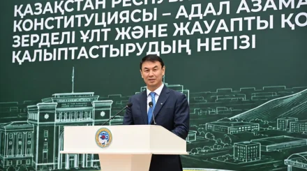 Алматы әкімі оқушыларды Білім күнімен құттықтады