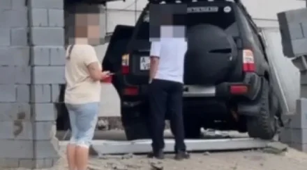  Алматыда жол талғамайтын көлікті тізгіндеген оқушы үйдің қоршауын қиратты 