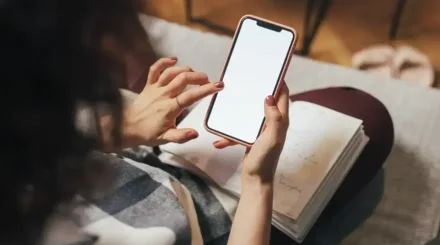 Ақтөбеде әйел адам туған інісімен бірге қазақстандықтарды алдап келген