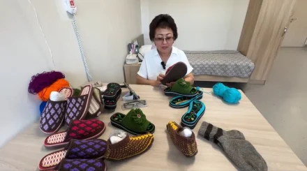 Семейлік мүмкіндігі шектеулі жан кәсібін ашып, аяқ киім тоқуды қолға алды