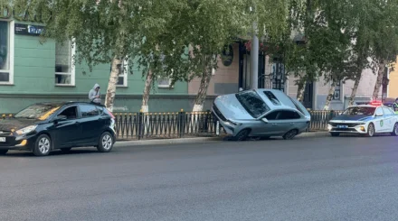 Автомобиль "залетел" на забор в Усть-Каменогорске