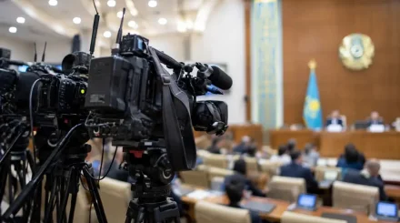 Депутаттарға кулуарда жақындауға болмай ма? Құрылтай әкімшілігі жаңа ережені түсіндірді