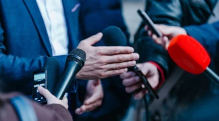 Дәлізде ұстап алу бұдан былай мүмкін емес: Құрылтай БАҚ өкілдеріне арналған жаңа ережені түсіндірді