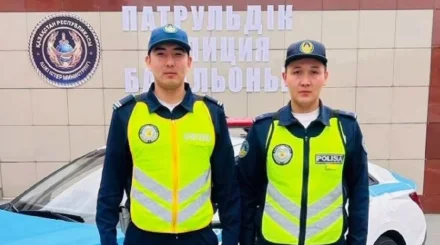 Павлодарда ес-түссіз жатқан ер адамды полицейлер шұғыл түрде жансақтау бөліміне жеткізді