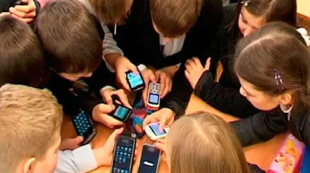 Штраф до 86,5 тысячи тенге: что нужно знать родителям о телефонах в школах