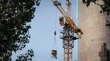 После падения двух башенных кранов в Астане усилят проверки строек