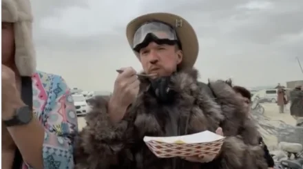 Казахстанцы угощают бешбармаком участников фестиваля Burning Man в США (ВИДЕО)