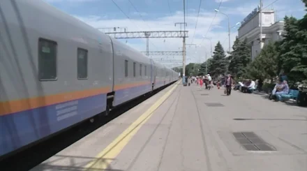 Алматыда жүріп бара жатқан пойызға секіріп мінбек болған 3 адам ұсталды