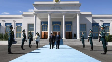 Тоқаев  Лаос Президентін елорда әуежайынан шығарып салды