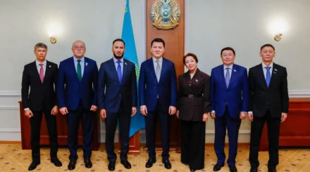   Ерлан Қарин фракция жетекшілерімен кездесті   