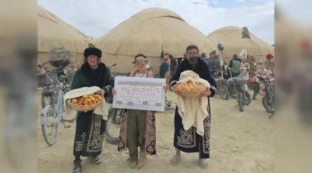 Не только бешбармак: Арсен Томский раздал баурсаки гостям Burning Man