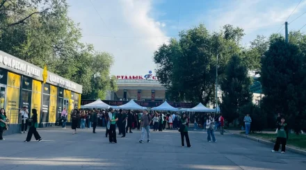 Энрике Иглесиас концерті: Алматының Орталық стадионы көрермендерге есігін ашты