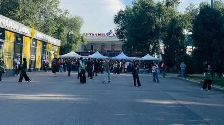 Алматы готов к шоу: двери Центрального стадиона уже открыты  перед концертом Энрике Иглесиаса