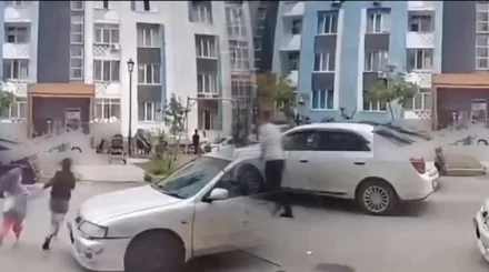 Алматы облысындағы тұрғын үй кешенінің ауласында екі баланы көлік қағып кетті