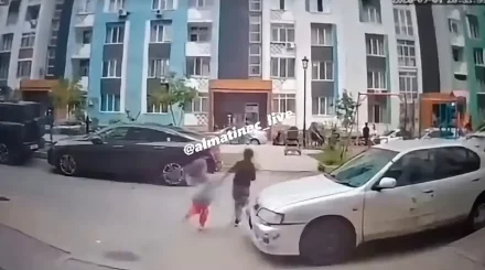 Двух детей сбили во дворе жилого комплекса