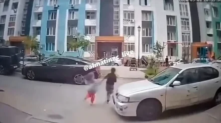 Водитель сбил двух детей во дворе многоэтажки в Алматинской области