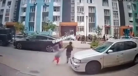 Алматы облысында көпқабатты үйдің ауласында жүргізуші екі баланы қағып кетті