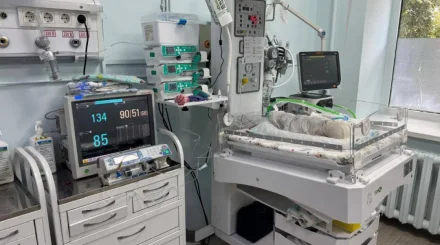В Алматы врачи выходили новорожденного весом 740 граммов