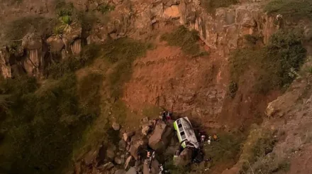 Автобус с детьми рухнул в овраг: погибли 25 человек