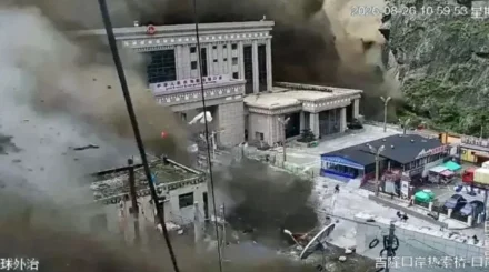 Число погибших при сходе оползня в Непале возросло до 1355