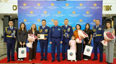 Военных летчиков наградили после тушения крупных пожаров в регионах Казахстана