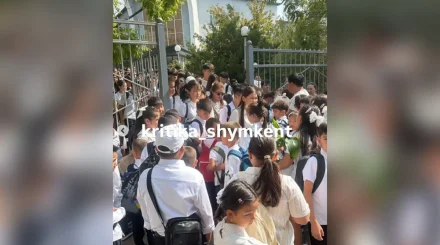 Один вход на всю школу: родители жалуются на давку в Шымкенте