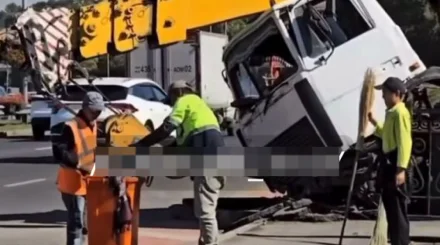 Автокран сорвался с высоты и вылетел на тротуар в Алматы