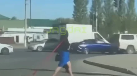  Астанада мысықты байлап сүйреген әйел жұртты ашуландырды (ВИДЕО) 
