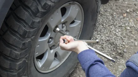Павлодарда жүк көлігіне дөңгелек орнату кезінде шиномонтаж қызметкері қаза тапты