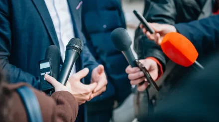 «Кулуары закрываются для вопросов»: в «Әділ сөз» раскритиковали новые правила для журналистов в Курултае
