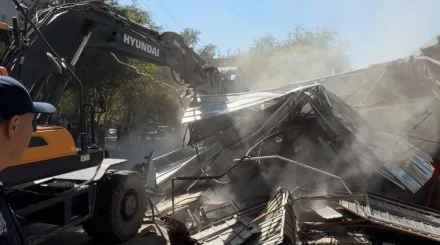 В Алматы начат снос незаконного объекта с магазинами и кафе