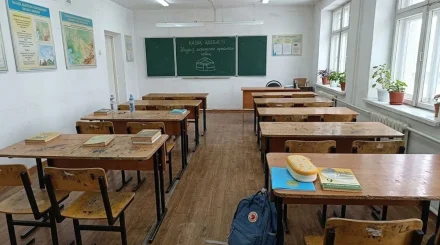 Старые парты в школе Караганды: администрация ответила на жалобу матери