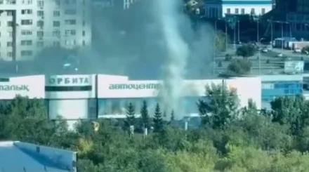 Пожар вспыхнул на авторынке Караганды (ВИДЕО)