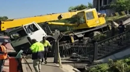  Алматыда кран құлады: бір адам жансақтау бөліміне түсті 