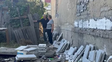 Жығылғанға жұдырық: Семейде мердігер апатты үйдің қабырғасын қопарып тастады