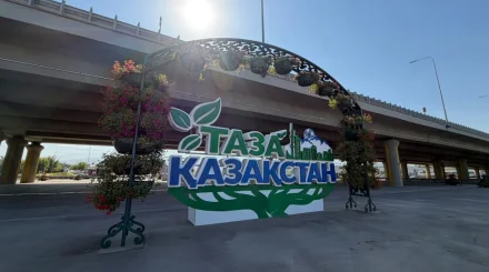 Алматыда балалар жинаған 50 мың қақпақтан «Таза Қазақстан» стеласы орнатылды